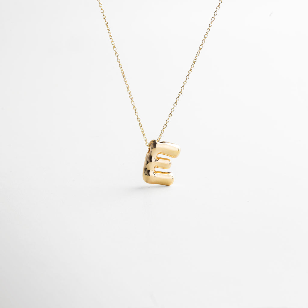 Collar dorado de inicial E con diseño bold y moderno, Inicial E grande en chapa de oro 18K con acabado brillante, Pieza personalizable con significado y estilo atemporal, Letra E central como protagonista del diseño sofisticado, Diseño de cadena fina con punto focal en forma de E