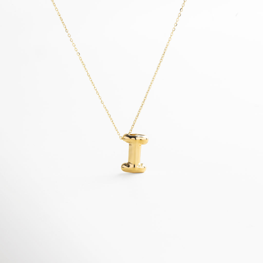 Collar dorado de inicial I con diseño bold y moderno, Inicial I grande en chapa de oro 18K con acabado brillante, Pieza personalizable con significado y estilo atemporal, Letra I central como protagonista del diseño sofisticado, Diseño de cadena fina con punto focal en forma de I