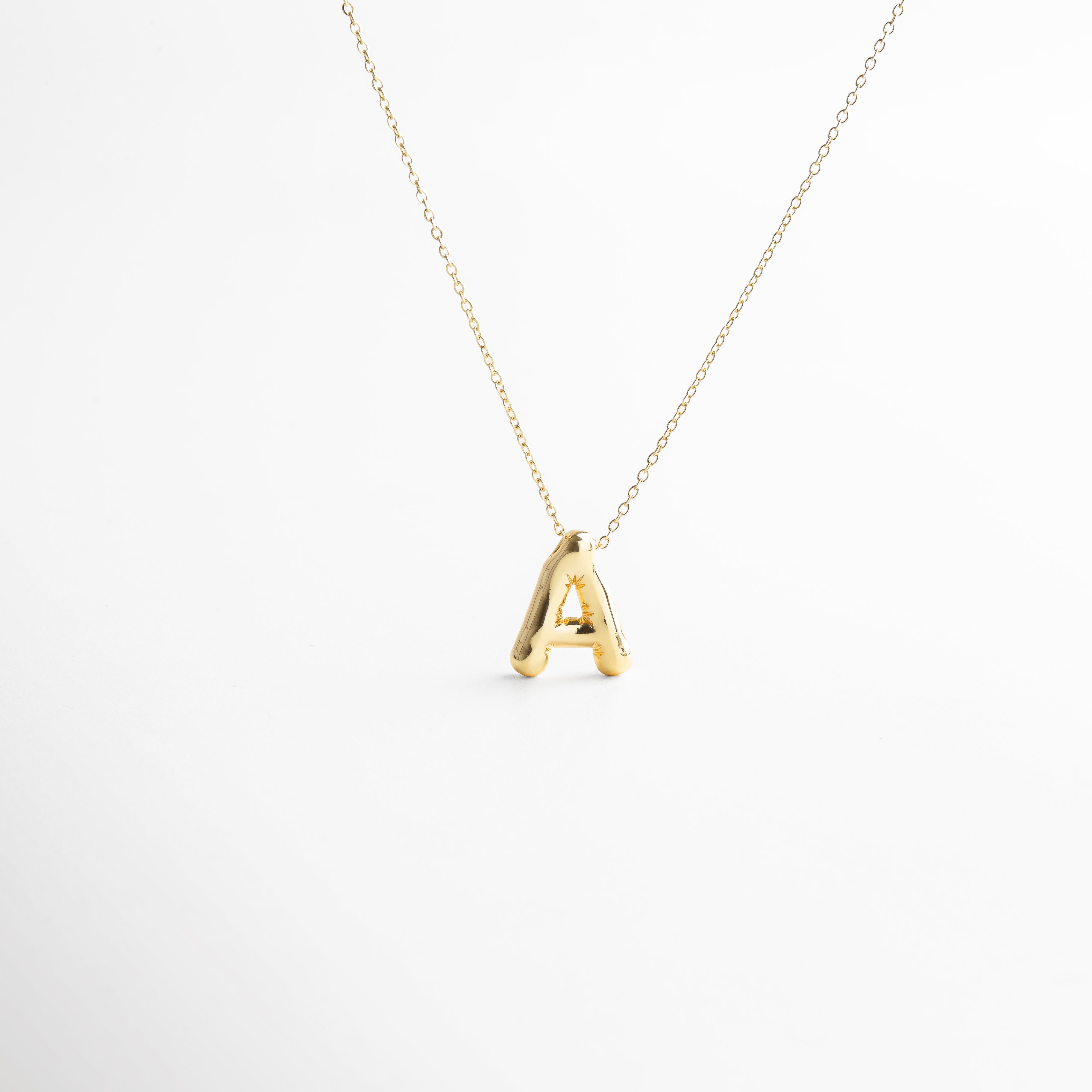 Collar dorado de inicial A con diseño bold y moderno, Inicial A grande en chapa de oro 18K con acabado brillante, Pieza personalizable con significado y estilo atemporal, Letra A central como protagonista del diseño sofisticado, Diseño de cadena fina con punto focal en forma de A