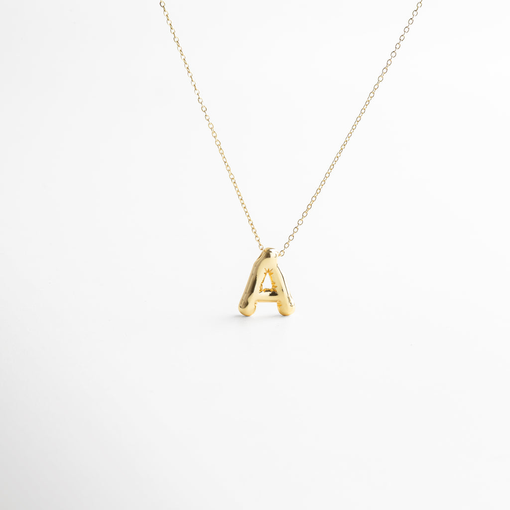 Collar dorado de inicial A con diseño bold y moderno, Inicial A grande en chapa de oro 18K con acabado brillante, Pieza personalizable con significado y estilo atemporal, Letra A central como protagonista del diseño sofisticado, Diseño de cadena fina con punto focal en forma de A