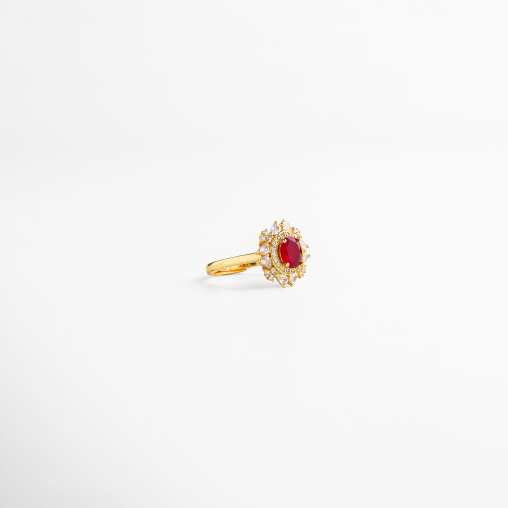 Anillo de cobre con recubrimiento enchapado en oro 18K, piedra central roja rodeada de zirconias brillantes, diseño ajustable de 1.8 x 1.7 cm con acabado brillante y estilo clásico que combina sofisticación y modernidad.