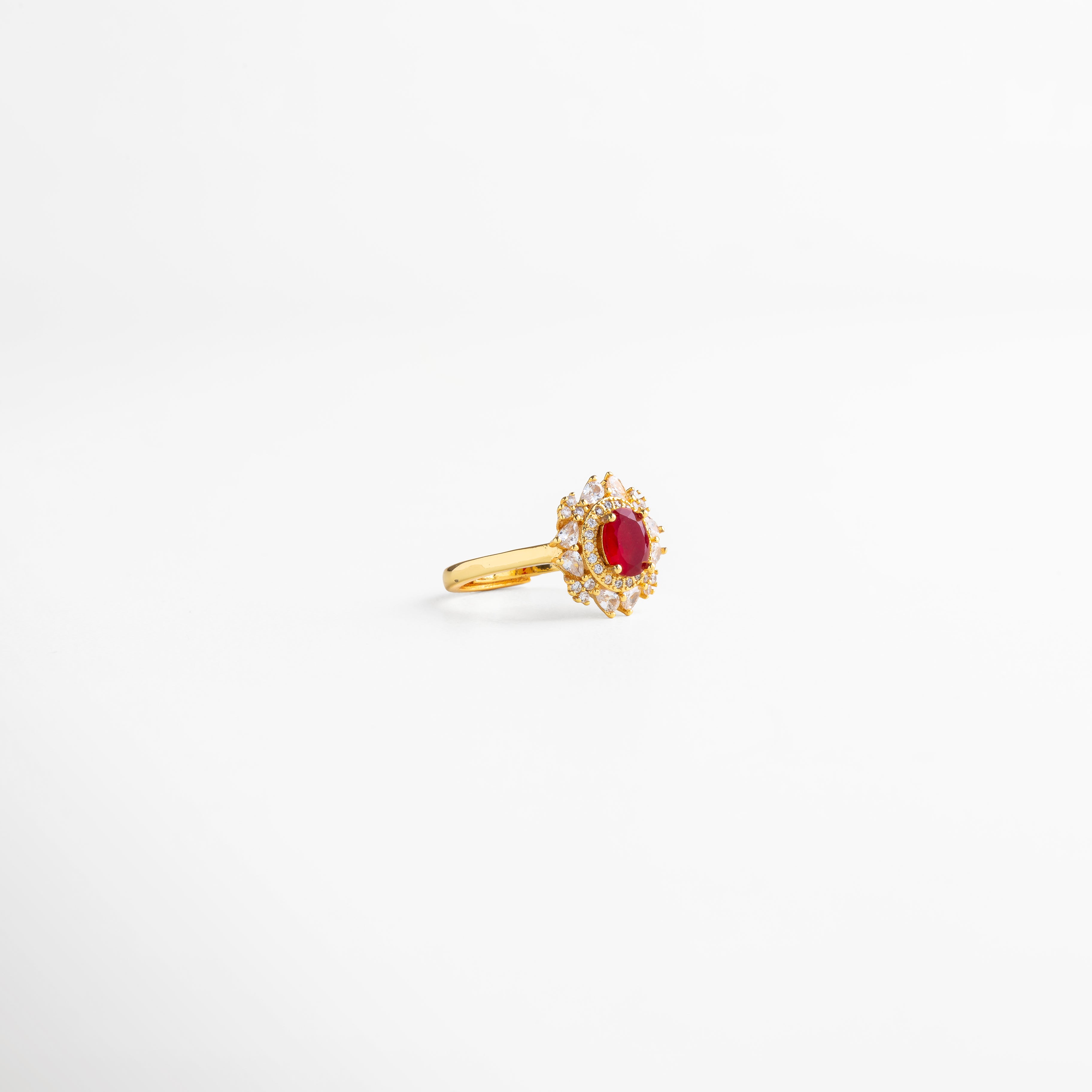 Anillo de cobre con recubrimiento enchapado en oro 18K, piedra central roja rodeada de zirconias brillantes, diseño ajustable de 1.8 x 1.7 cm con acabado brillante y estilo clásico que combina sofisticación y modernidad.
