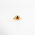 Anillo ajustable en cobre con recubrimiento en oro 18K, piedra central ovalada roja rodeada de incrustaciones de zirconias brillantes en diseño clásico y elegante, joya de 1.8 cm de largo por 1.7 cm de ancho ideal para looks sofisticados.