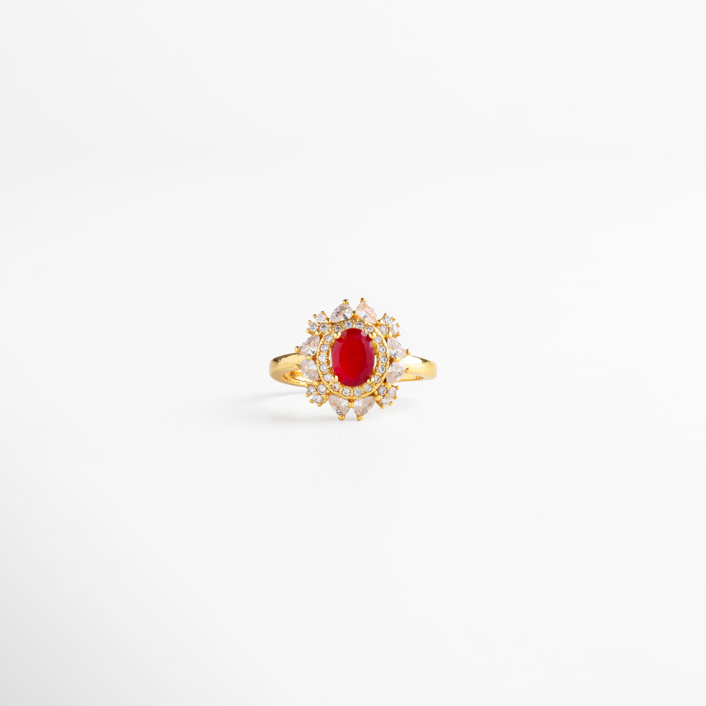 Anillo ajustable en cobre con recubrimiento en oro 18K, piedra central ovalada roja rodeada de incrustaciones de zirconias brillantes en diseño clásico y elegante, joya de 1.8 cm de largo por 1.7 cm de ancho ideal para looks sofisticados.