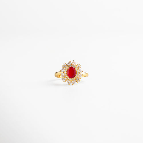 Anillo ajustable en cobre con recubrimiento en oro 18K, piedra central ovalada roja rodeada de incrustaciones de zirconias brillantes en diseño clásico y elegante, joya de 1.8 cm de largo por 1.7 cm de ancho ideal para looks sofisticados.