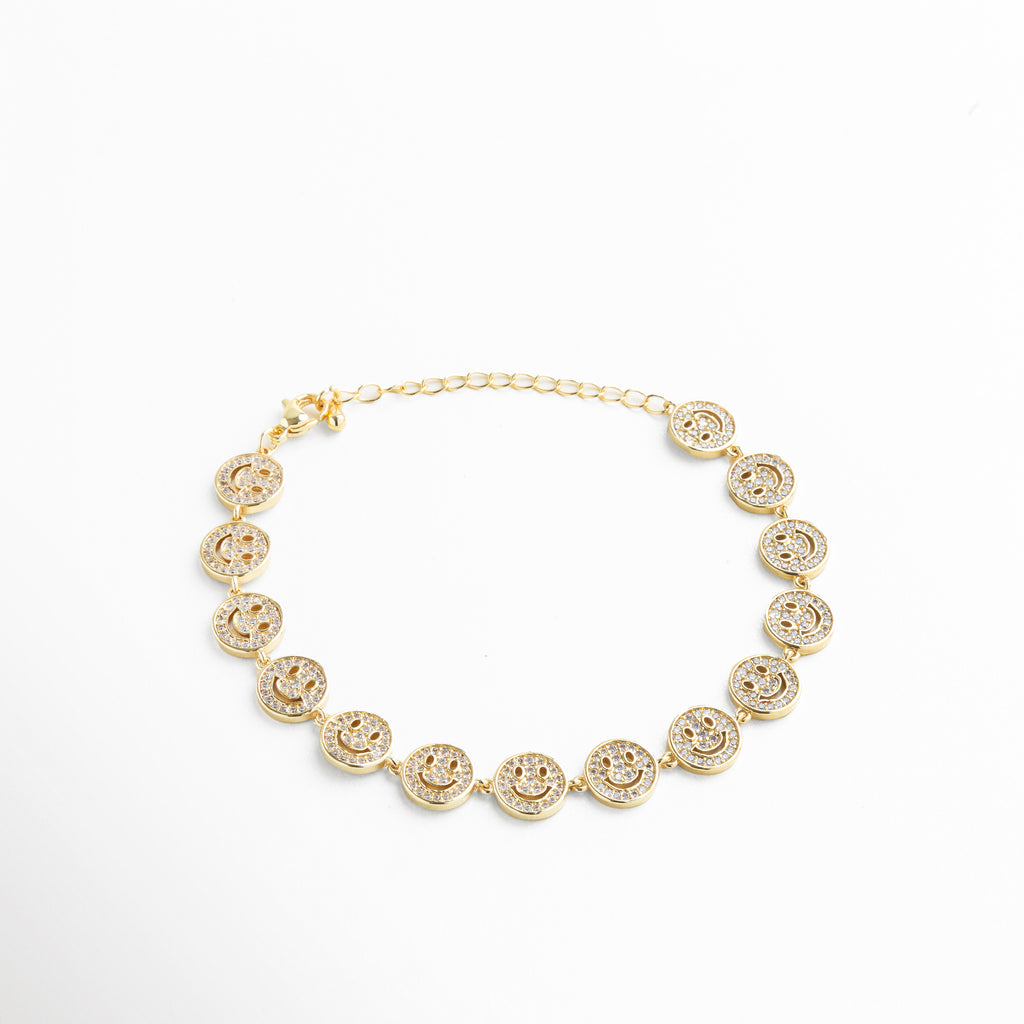 Pulsera dorada con dijes de carita sonriente y zirconias, Joyería en oro 18K diseño divertido y elegante, Pulsera con dijes circulares brillantes, Accesorio dorado que transmite buenas vibras, Pulsera fashion con detalles en zirconia