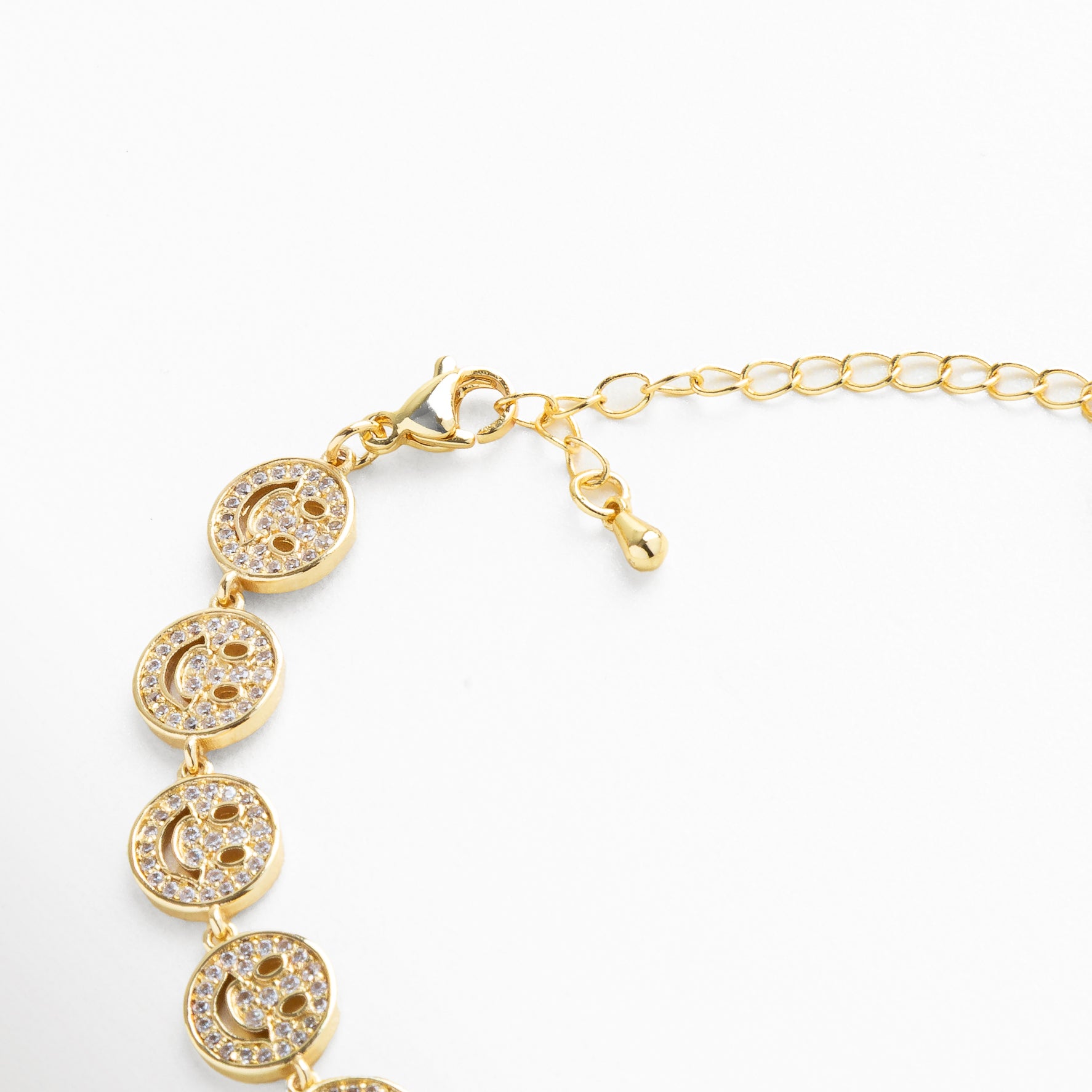 Pulsera dorada con cierre seguro de mosquetón, Ajuste cómodo para muñeca de 7.5 cm, Cadena flexible con dijes colgantes, Cierre práctico y resistente en oro 18K, Uso ligero y versátil para todo el día