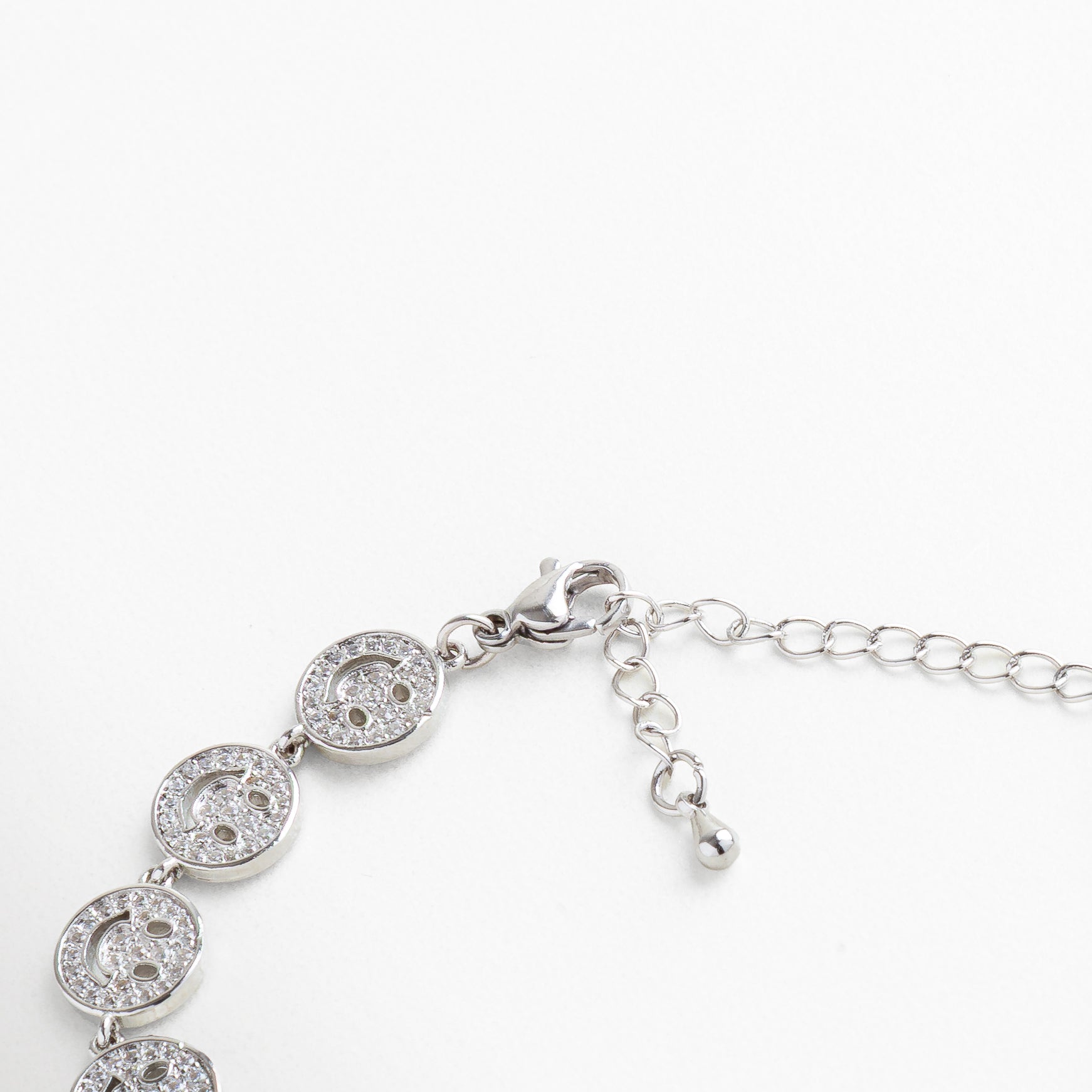 Pulsera plateada con cierre seguro de mosquetón, Ajuste cómodo para muñeca de 7.5 cm, Cadena flexible plateada con dijes colgantes, Cierre práctico y resistente en tono plateado, Uso ligero y versátil para todo el día
