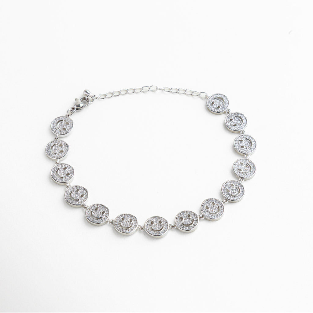Pulsera plateada con dijes de carita sonriente y zirconias, Joyería en rodio diseño divertido y elegante, Pulsera con dijes circulares brillantes plateados, Accesorio plateado que transmite buenas vibras, Pulsera moderna con detalles en zirconia