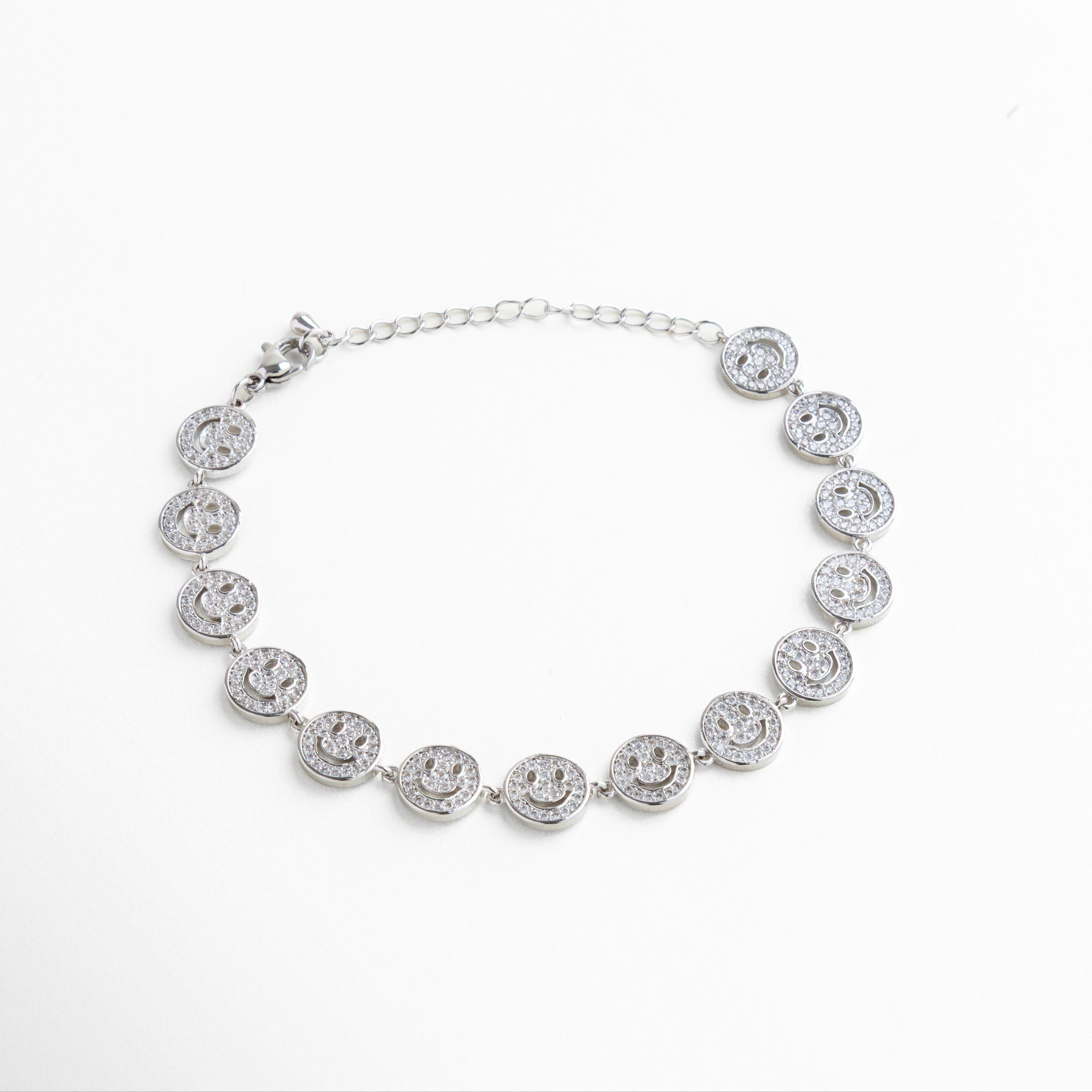 Pulsera plateada con dijes de carita sonriente y zirconias, Joyería en rodio diseño divertido y elegante, Pulsera con dijes circulares brillantes plateados, Accesorio plateado que transmite buenas vibras, Pulsera moderna con detalles en zirconia