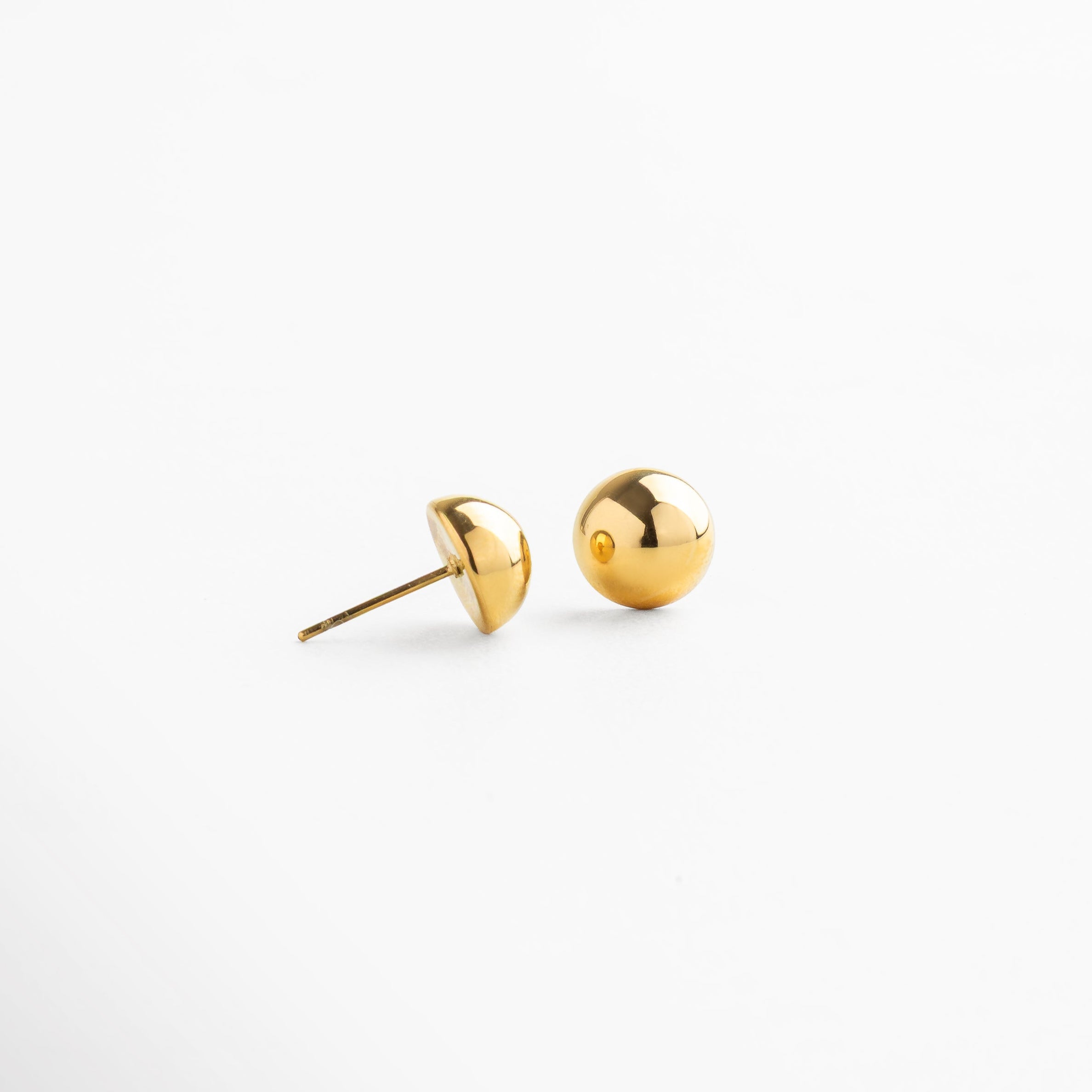 Broche seguro a presión y cómodo en aretes minimalistas de media bolita, diseño funcional para uso prolongado, accesorio ligero y sofisticado