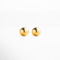 aretes Golden Matilda dorados de 14mm, diseño minimalista y elegante, aros modernos con acabado en oro 18K, brillo cálido y sofisticado, pieza versátil y chic
