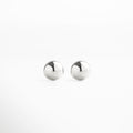 Aretes de botón esféricos plateados de acero inoxidable, diseño minimalista con acabado pulido espejo, ideales para un look elegante y atemporal.