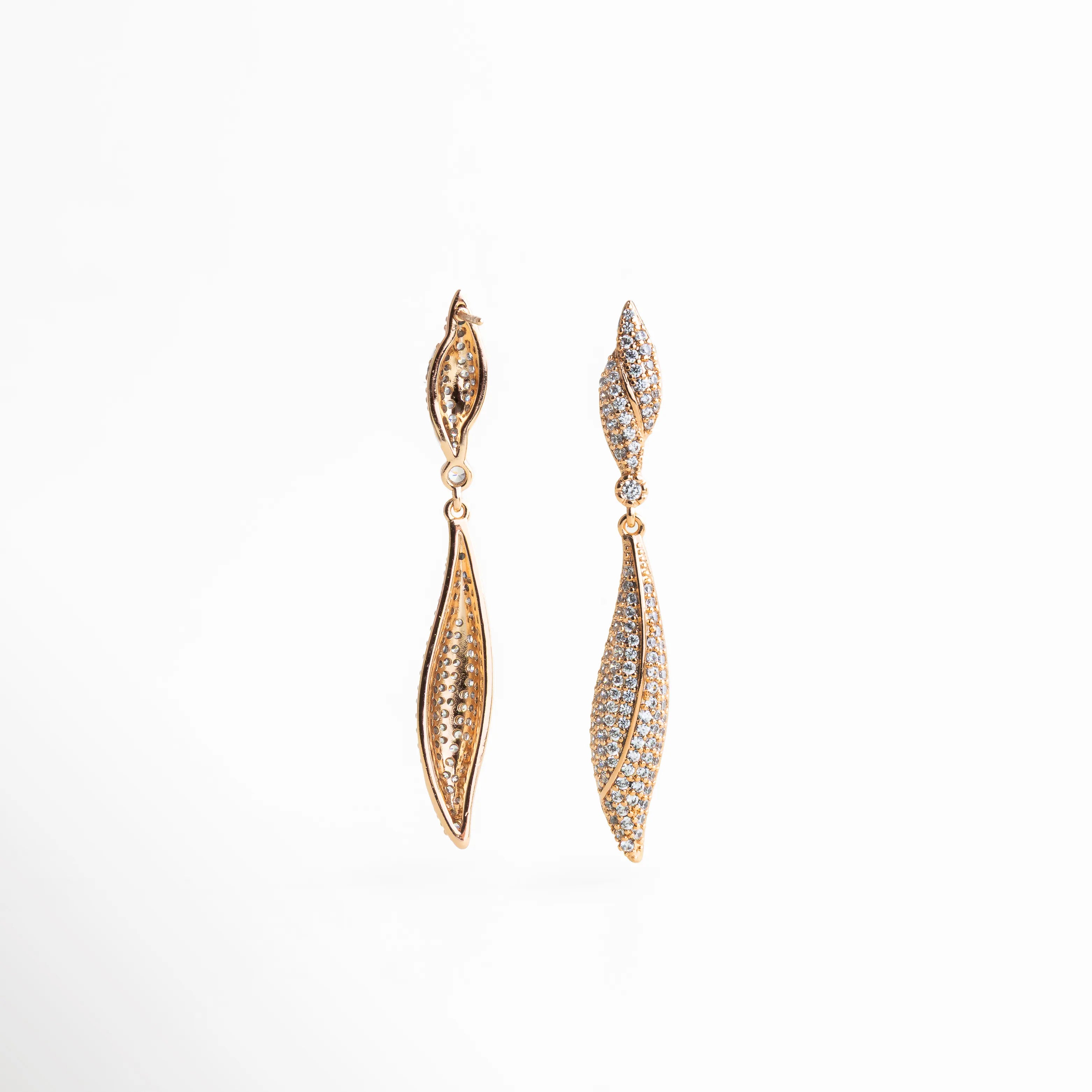 aretes largos dorados con zirconias corte hoja, vista trasera mostrando talla y acabado interior, fondo blanco, joyería fina para ocasiones especiales y estilo sofisticado