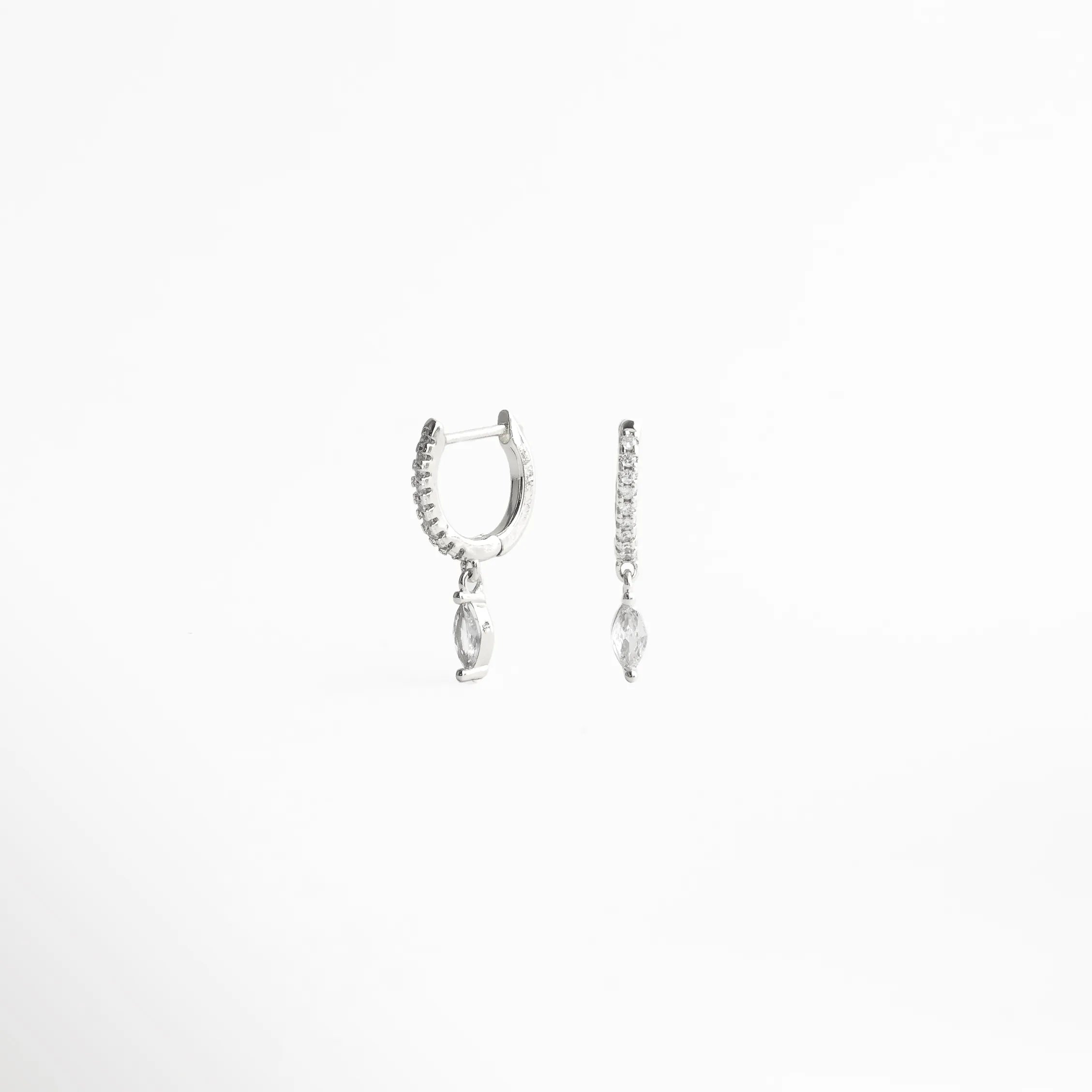 aretes plateados combinables, aretes con aro pequeño, joyería moderna plateada, aretes versátiles mujer, accesorios elegantes plateados, aretes minimal chic, joyería femenina contemporánea, aretes delicados plateados