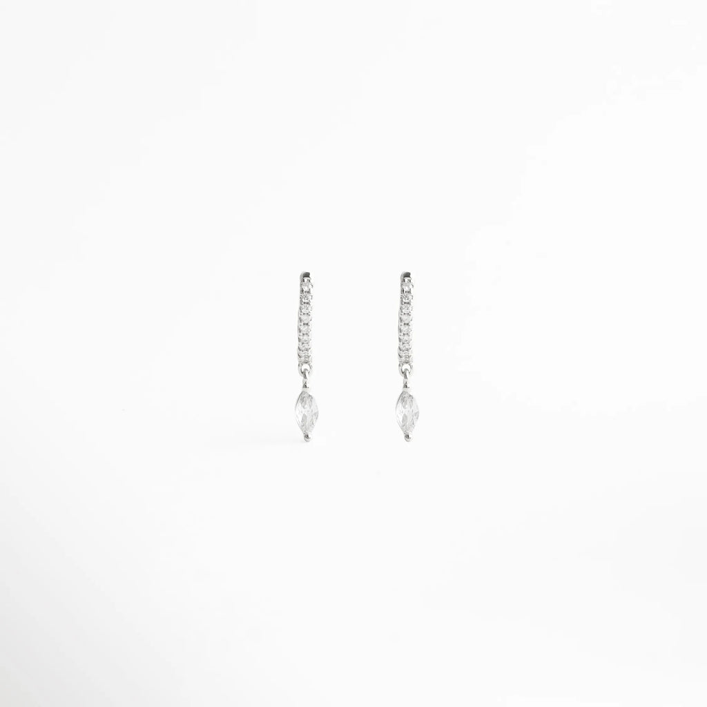 aretes colgantes plateados, aretes largos elegantes, joyería plateada mujer, aretes con brillo sutil, accesorios plateados femeninos, aretes estilizados, joyería minimal plateada, aretes finos plateados