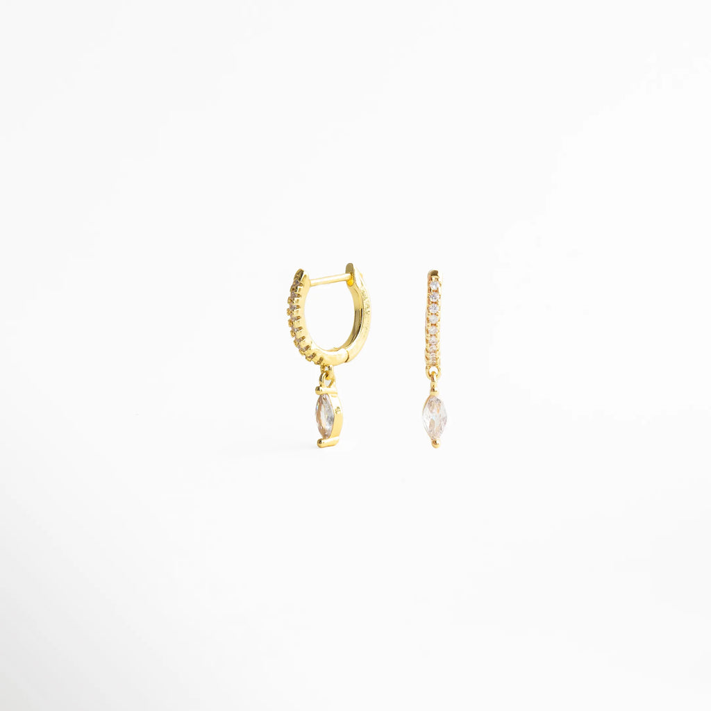 aretes dorados combinables, aretes con aro pequeño, joyería moderna mujer, aretes versátiles dorados, accesorios elegantes para oreja, aretes minimal chic, joyería femenina contemporánea, aretes delicados modernos