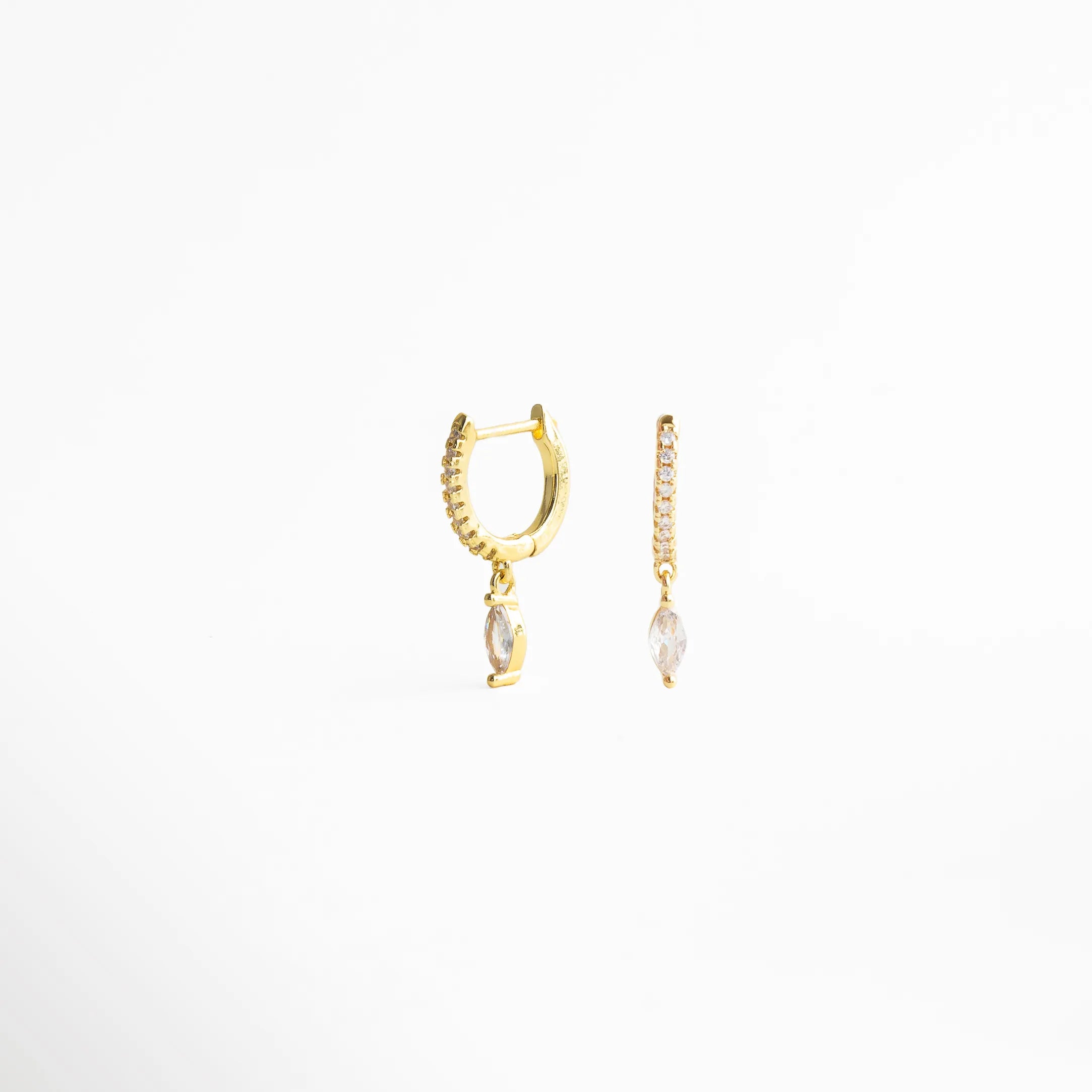 aretes dorados combinables, aretes con aro pequeño, joyería moderna mujer, aretes versátiles dorados, accesorios elegantes para oreja, aretes minimal chic, joyería femenina contemporánea, aretes delicados modernos