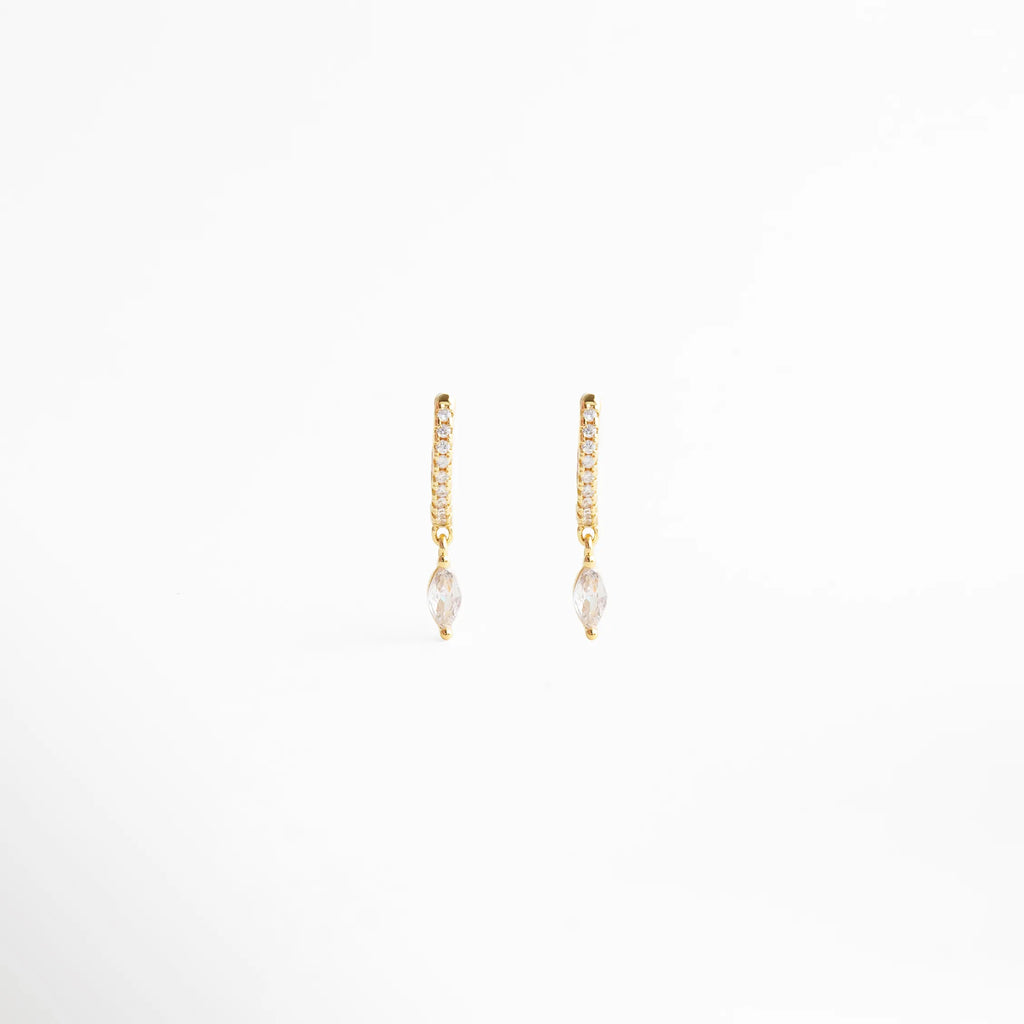 aretes colgantes dorados, aretes largos elegantes, joyería femenina delicada, aretes con brillo sutil, accesorios dorados mujer, aretes estilizados, joyería chic minimal, aretes finos dorados