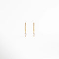 aretes colgantes dorados, aretes largos elegantes, joyería femenina delicada, aretes con brillo sutil, accesorios dorados mujer, aretes estilizados, joyería chic minimal, aretes finos dorados