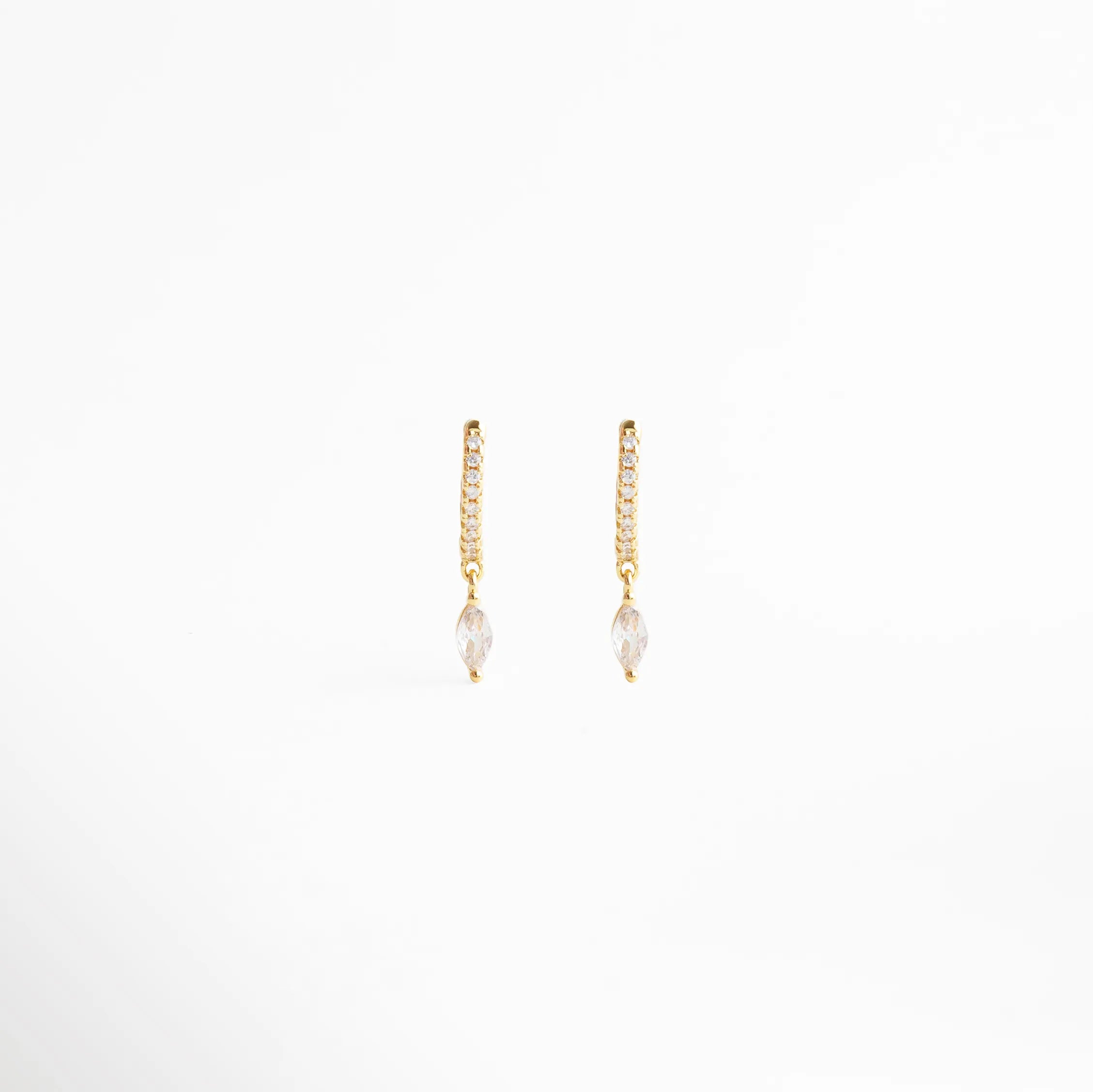 aretes colgantes dorados, aretes largos elegantes, joyería femenina delicada, aretes con brillo sutil, accesorios dorados mujer, aretes estilizados, joyería chic minimal, aretes finos dorados