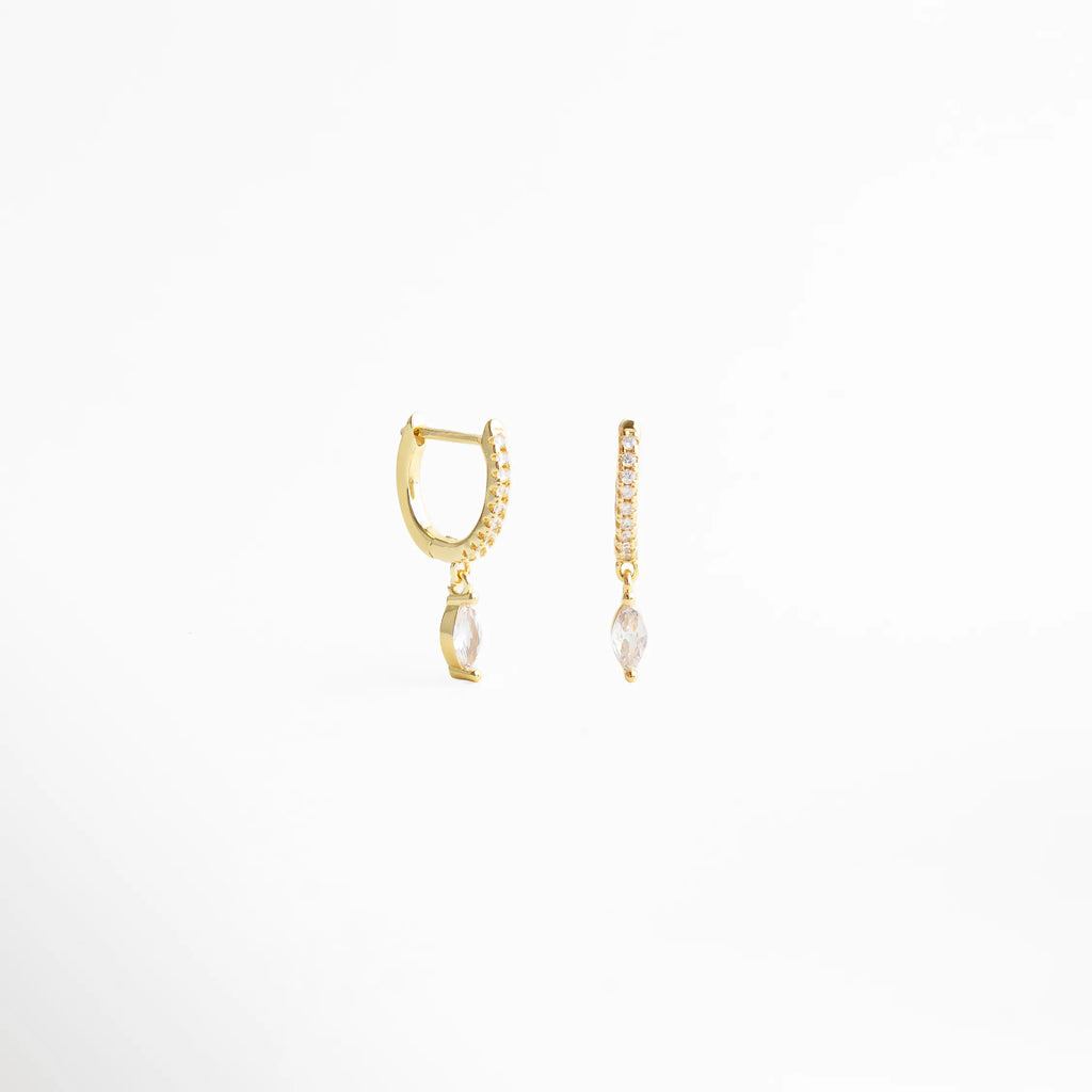 arete colgante dorado individual, arete pequeño elegante, joyería dorada delicada, aretes ligeros mujer, accesorio femenino sofisticado, aretes modernos minimalistas, joyería fina dorada, aretes chic diarios