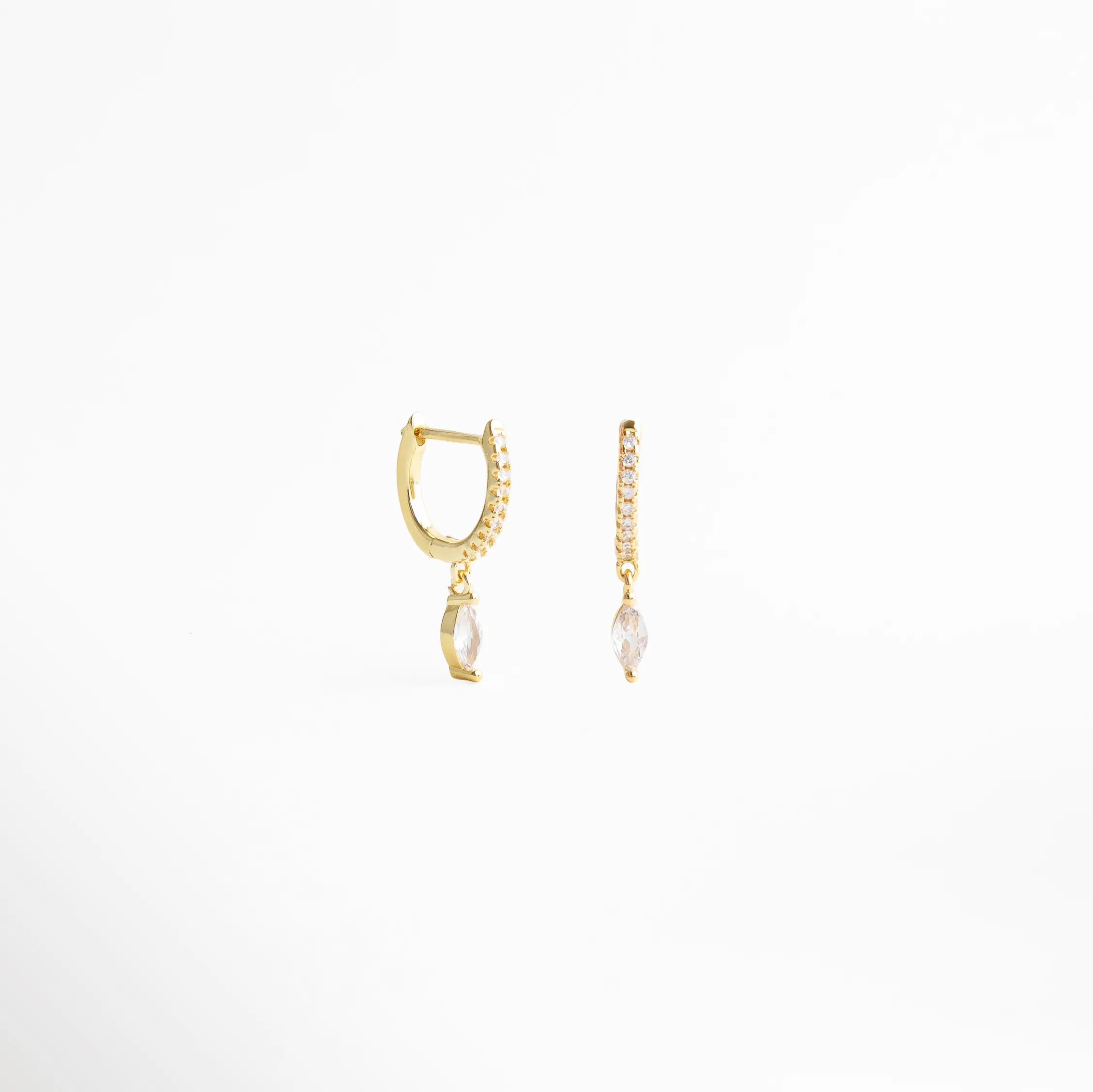 arete colgante dorado individual, arete pequeño elegante, joyería dorada delicada, aretes ligeros mujer, accesorio femenino sofisticado, aretes modernos minimalistas, joyería fina dorada, aretes chic diarios