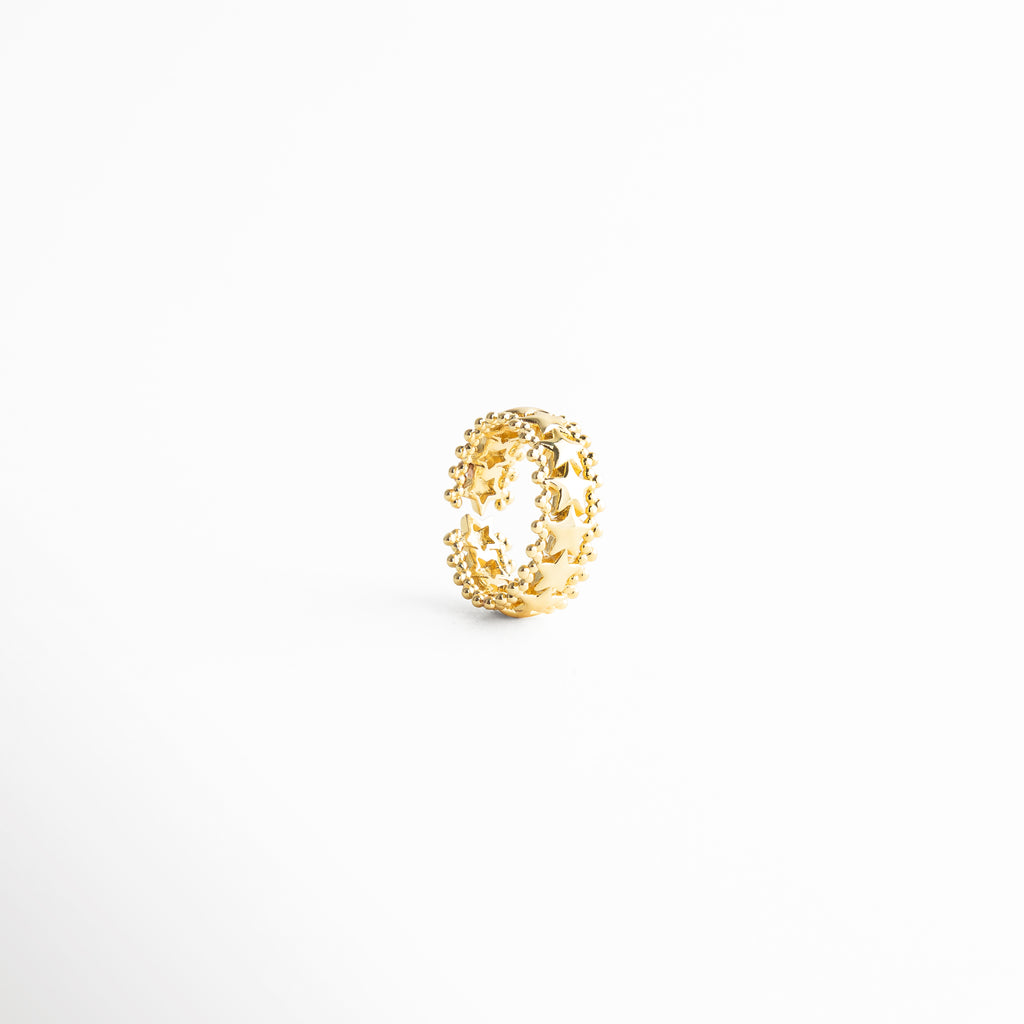 Vista lateral de anillo dorado ajustable con acabado pulido, Perfil de anillo minimalista en oro 18K, Anillo elegante visto de lado con diseño abierto, Estructura lateral de anillo moderno dorado, Anillo con acabado brillante y forma ajustable