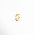 Vista lateral de anillo dorado ajustable con acabado pulido, Perfil de anillo minimalista en oro 18K, Anillo elegante visto de lado con diseño abierto, Estructura lateral de anillo moderno dorado, Anillo con acabado brillante y forma ajustable
