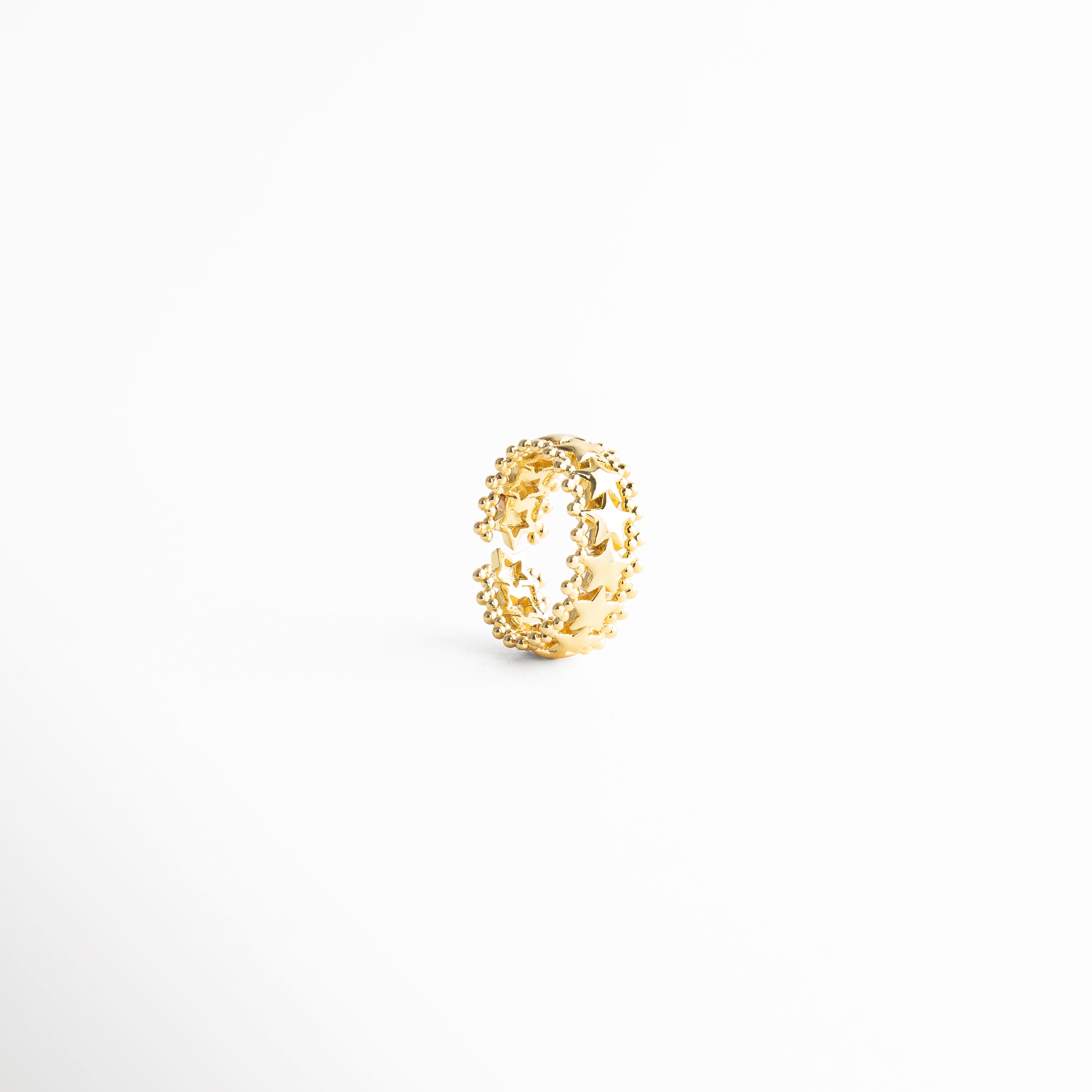 Vista lateral de anillo dorado ajustable con acabado pulido, Perfil de anillo minimalista en oro 18K, Anillo elegante visto de lado con diseño abierto, Estructura lateral de anillo moderno dorado, Anillo con acabado brillante y forma ajustable