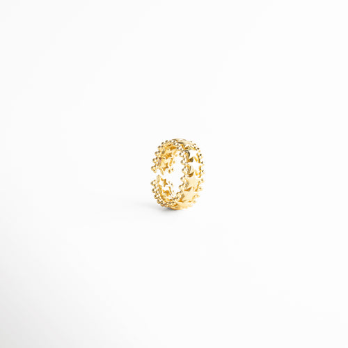 Vista lateral de anillo dorado ajustable con acabado pulido, Perfil de anillo minimalista en oro 18K, Anillo elegante visto de lado con diseño abierto, Estructura lateral de anillo moderno dorado, Anillo con acabado brillante y forma ajustable
