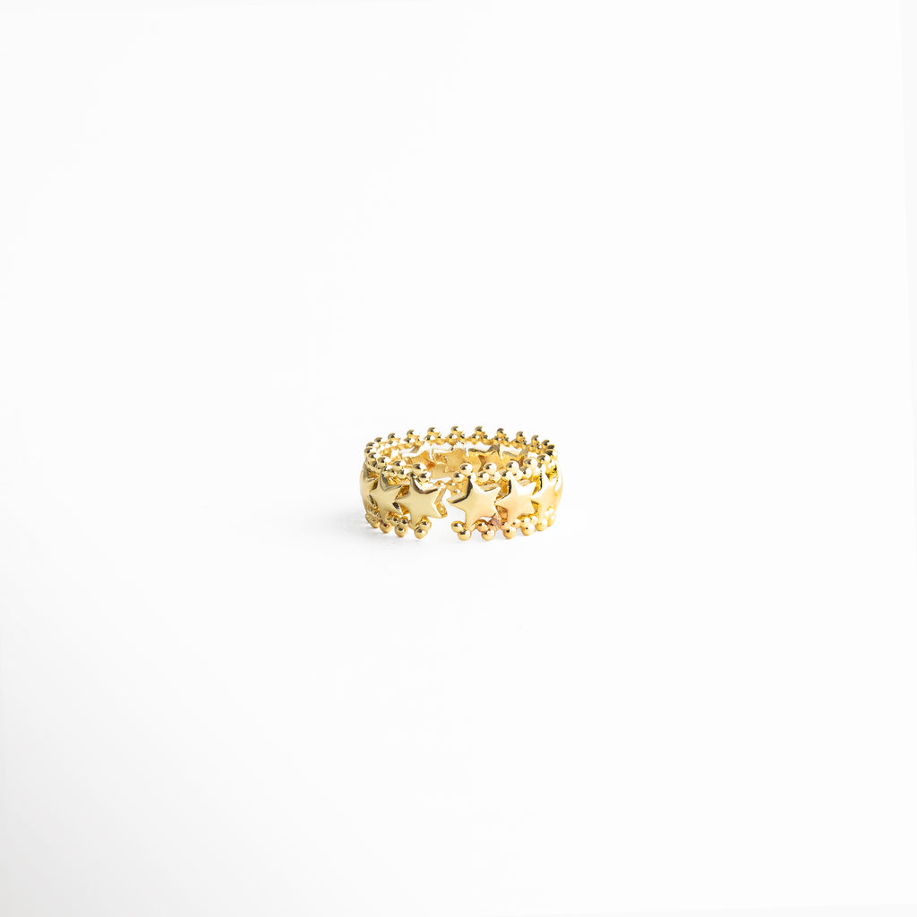 Parte trasera de anillo dorado ajustable con acabado en oro 18K, Vista posterior de anillo con diseño abierto y estructura ajustable, Anillo Golden Estelara visto desde atrás con acabado pulido, Interior de anillo dorado mostrando su forma ajustable, Vista trasera de anillo minimalista con acabado brillante