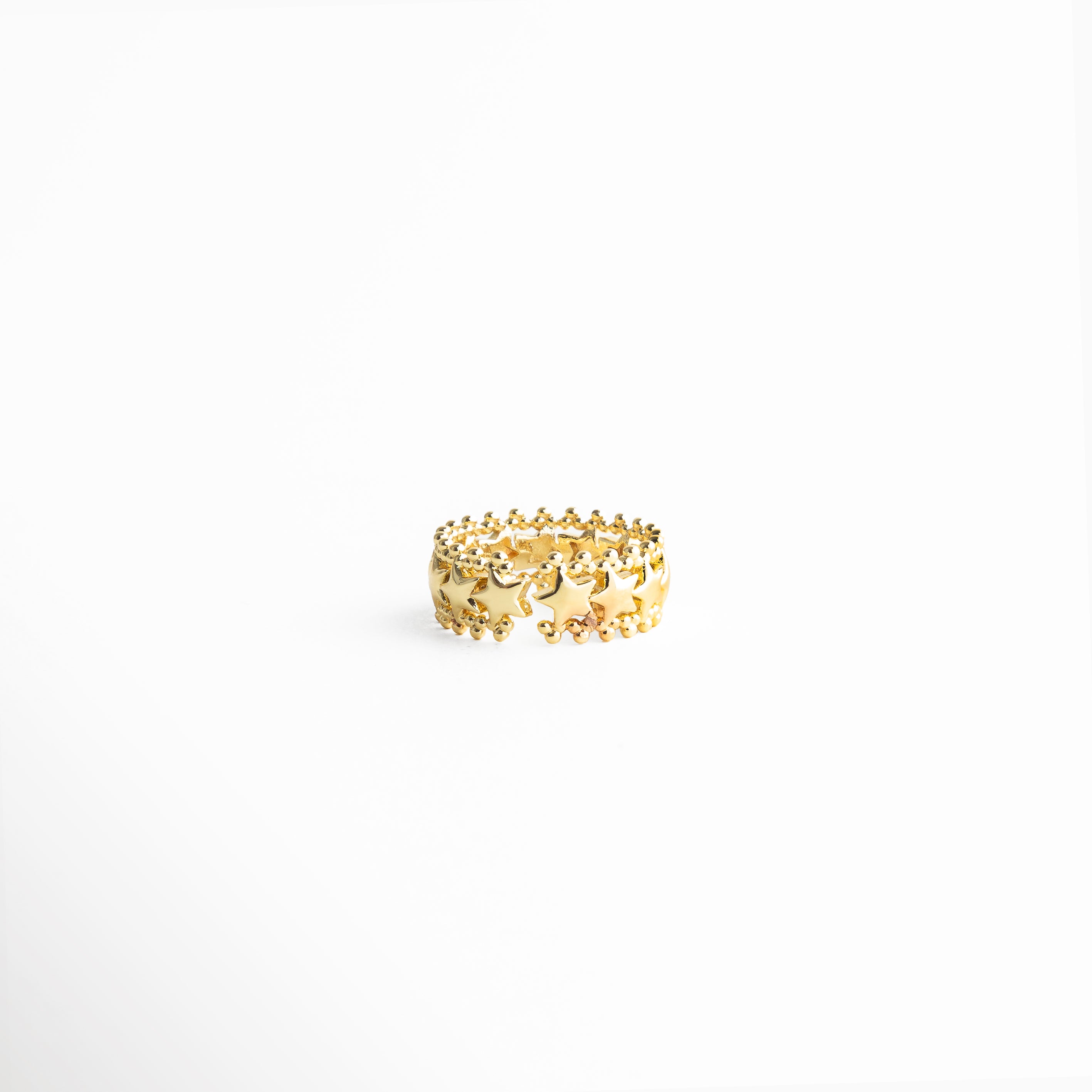 Parte trasera de anillo dorado ajustable con acabado en oro 18K, Vista posterior de anillo con diseño abierto y estructura ajustable, Anillo Golden Estelara visto desde atrás con acabado pulido, Interior de anillo dorado mostrando su forma ajustable, Vista trasera de anillo minimalista con acabado brillante