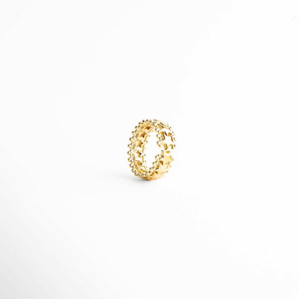 Anillo dorado visto en ángulo con diseño sofisticado, Anillo ajustable con acabado en oro en perspectiva, Vista diagonal de anillo moderno y elegante, Anillo Golden Estelara con estructura abierta en ángulo, Anillo con brillo dorado y diseño contemporáneo