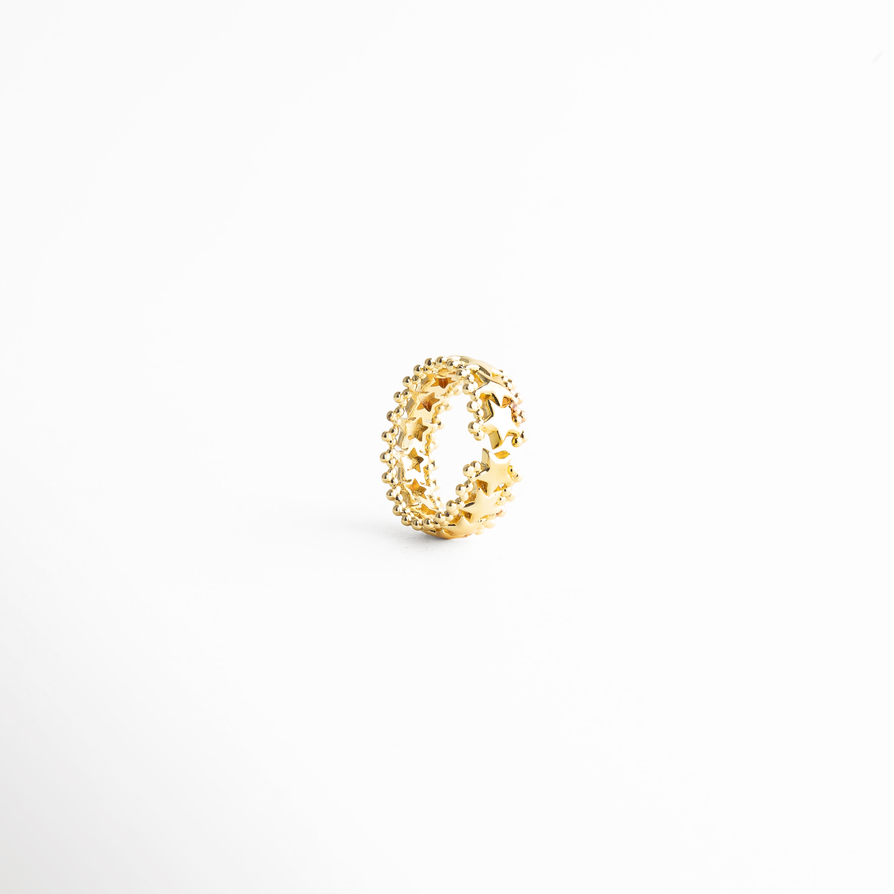 Anillo dorado visto en ángulo con diseño sofisticado, Anillo ajustable con acabado en oro en perspectiva, Vista diagonal de anillo moderno y elegante, Anillo Golden Estelara con estructura abierta en ángulo, Anillo con brillo dorado y diseño contemporáneo