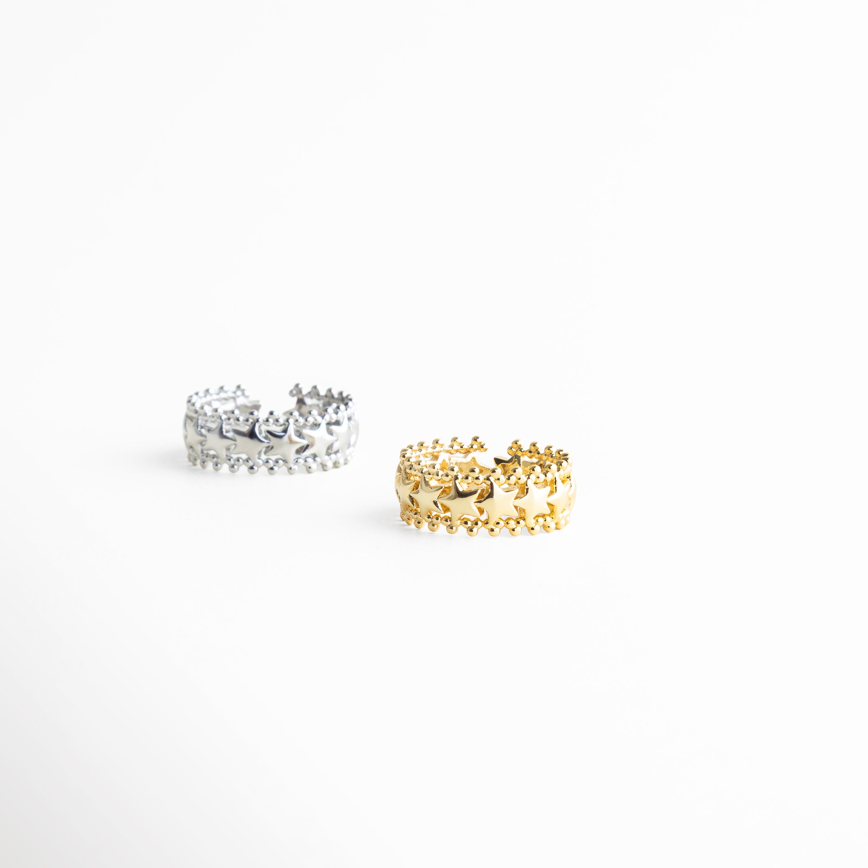 Anillo disponible en oro y plata con diseño ajustable, Variantes de anillo Estelara en acabado dorado y plateado, Anillos minimalistas en diferentes tonos metálicos, Opciones de anillo elegante en oro y plata, Comparación de anillo dorado y plateado ajustable