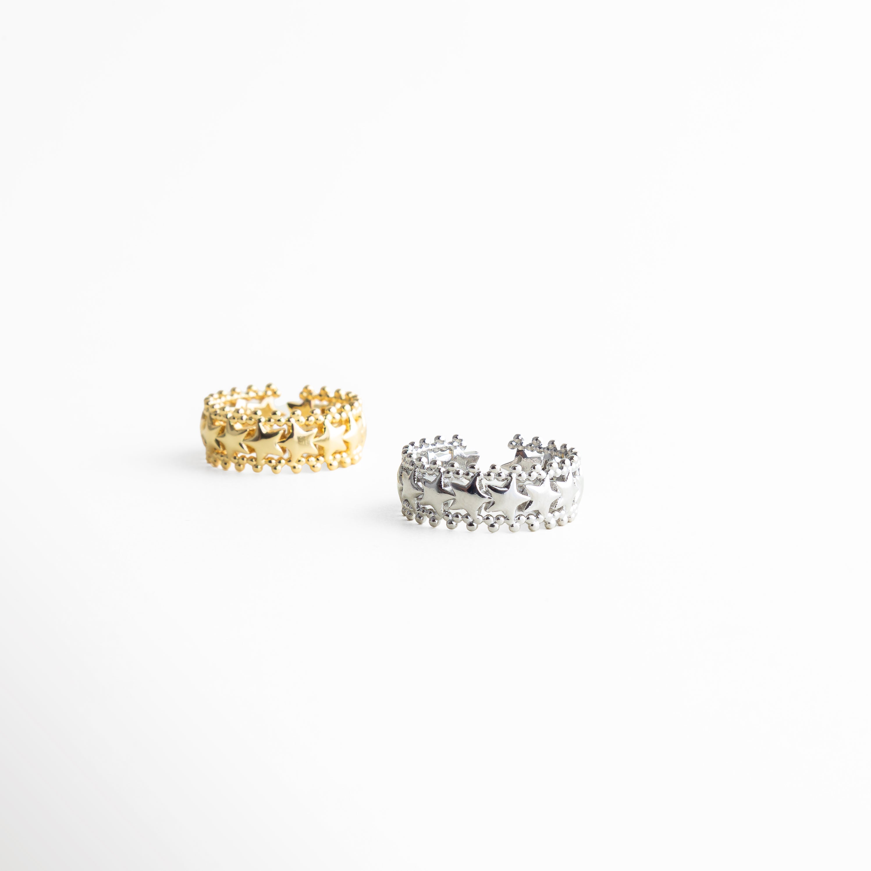 Anillo disponible en acabado oro blanco y dorado, Variantes de anillo ajustable en diferentes tonos metálicos, Anillos minimalistas en oro blanco y oro, Opciones de anillo elegante en acabado brillante, Anillo Silver Estelara en diferentes colores