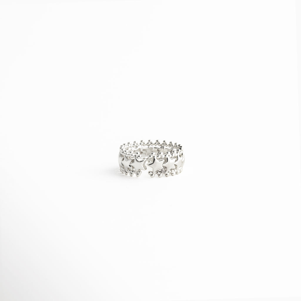 Vista lateral de anillo ajustable con acabado en oro blanco, Perfil de anillo minimalista con diseño abierto, Anillo elegante visto de lado con acabado brillante, Diseño lateral de anillo moderno ajustable, Anillo con estructura fina y acabado pulido