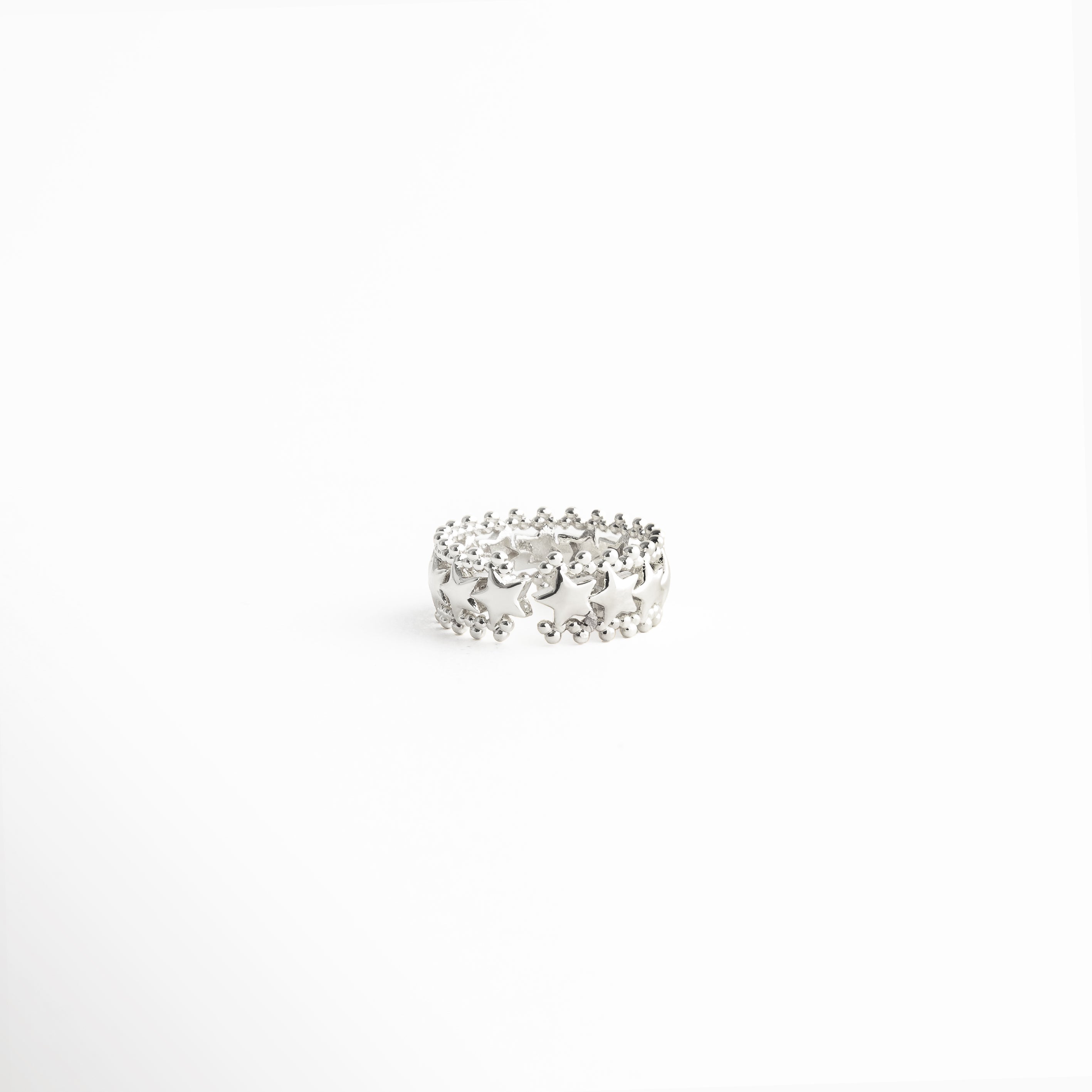 Vista lateral de anillo ajustable con acabado en oro blanco, Perfil de anillo minimalista con diseño abierto, Anillo elegante visto de lado con acabado brillante, Diseño lateral de anillo moderno ajustable, Anillo con estructura fina y acabado pulido