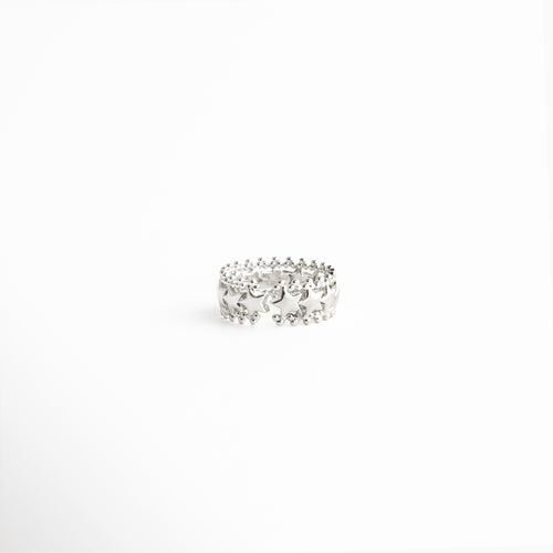Vista lateral de anillo ajustable con acabado en oro blanco, Perfil de anillo minimalista con diseño abierto, Anillo elegante visto de lado con acabado brillante, Diseño lateral de anillo moderno ajustable, Anillo con estructura fina y acabado pulido