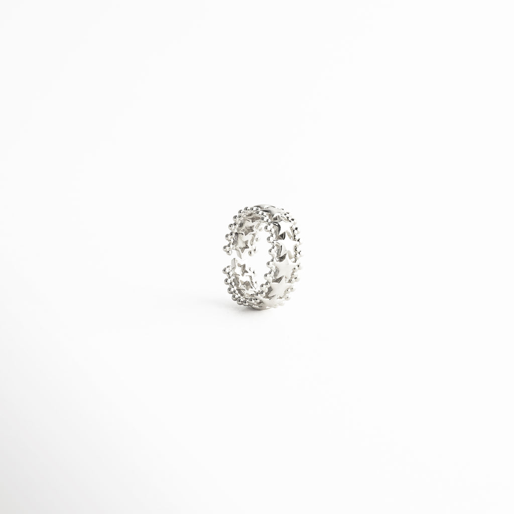 Anillo Silver Estelara ajustable con acabado en oro blanco 18K, Anillo elegante con diseño minimalista y acabado brillante, Anillo moderno ajustable con estilo sofisticado, Anillo fino con acabado en oro blanco y diseño limpio, Anillo femenino con estructura abierta y elegante