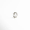 Anillo Silver Estelara ajustable con acabado en oro blanco 18K, Anillo elegante con diseño minimalista y acabado brillante, Anillo moderno ajustable con estilo sofisticado, Anillo fino con acabado en oro blanco y diseño limpio, Anillo femenino con estructura abierta y elegante