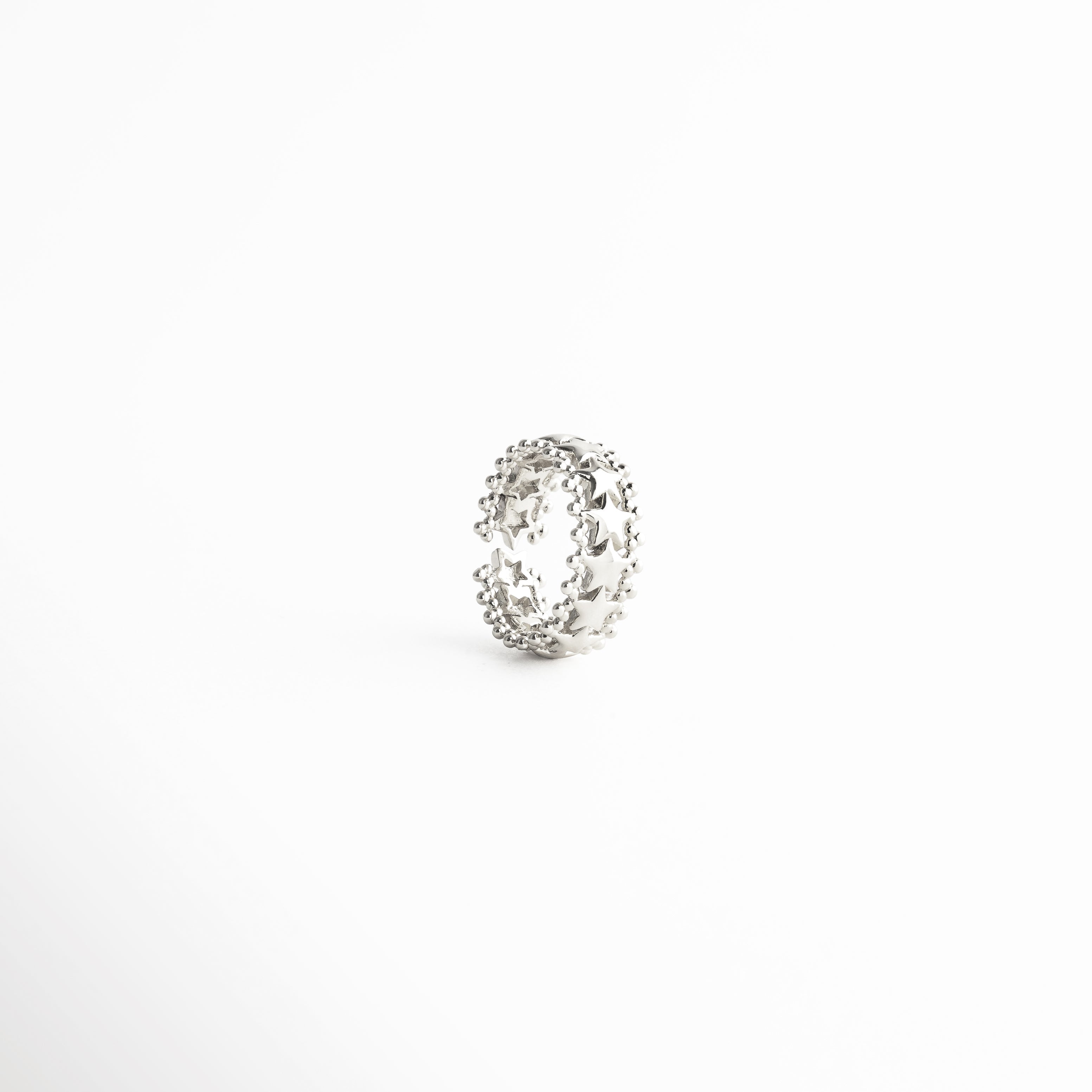 Anillo Silver Estelara ajustable con acabado en oro blanco 18K, Anillo elegante con diseño minimalista y acabado brillante, Anillo moderno ajustable con estilo sofisticado, Anillo fino con acabado en oro blanco y diseño limpio, Anillo femenino con estructura abierta y elegante