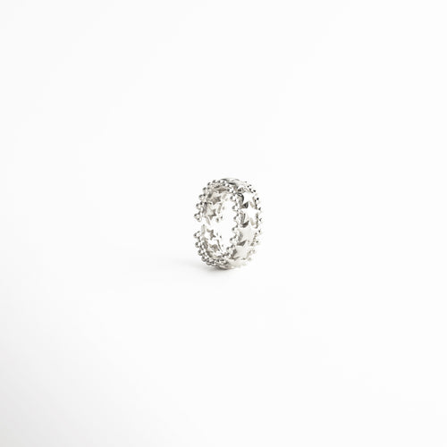 Anillo Silver Estelara ajustable con acabado en oro blanco 18K, Anillo elegante con diseño minimalista y acabado brillante, Anillo moderno ajustable con estilo sofisticado, Anillo fino con acabado en oro blanco y diseño limpio, Anillo femenino con estructura abierta y elegante