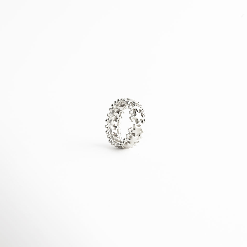 Anillo Silver Estelara visto en ángulo con diseño sofisticado, Anillo ajustable con acabado brillante en perspectiva, Vista diagonal de anillo minimalista con estilo elegante, Anillo moderno con estructura abierta y pulido fino, Anillo elegante con acabado en oro blanco en ángulo
