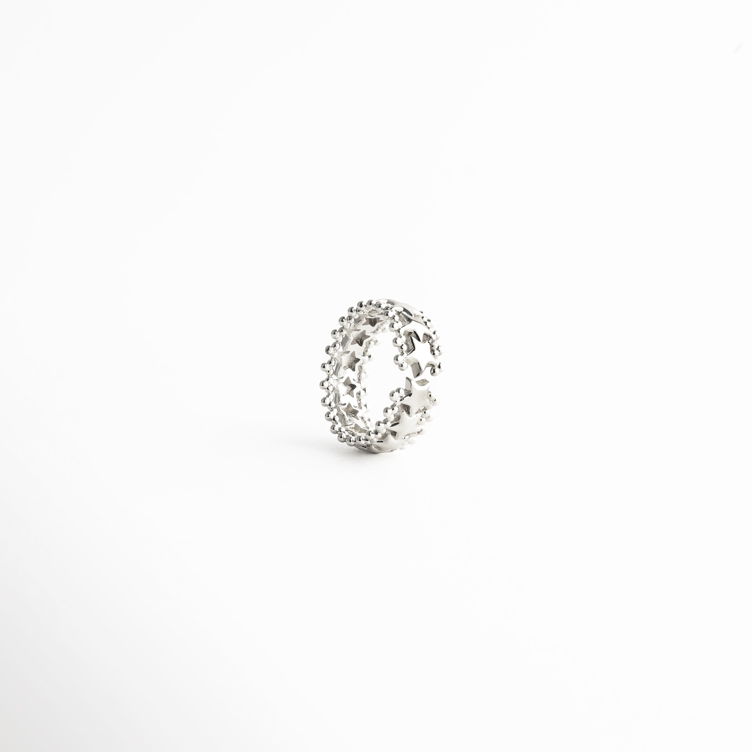 Anillo Silver Estelara visto en ángulo con diseño sofisticado, Anillo ajustable con acabado brillante en perspectiva, Vista diagonal de anillo minimalista con estilo elegante, Anillo moderno con estructura abierta y pulido fino, Anillo elegante con acabado en oro blanco en ángulo