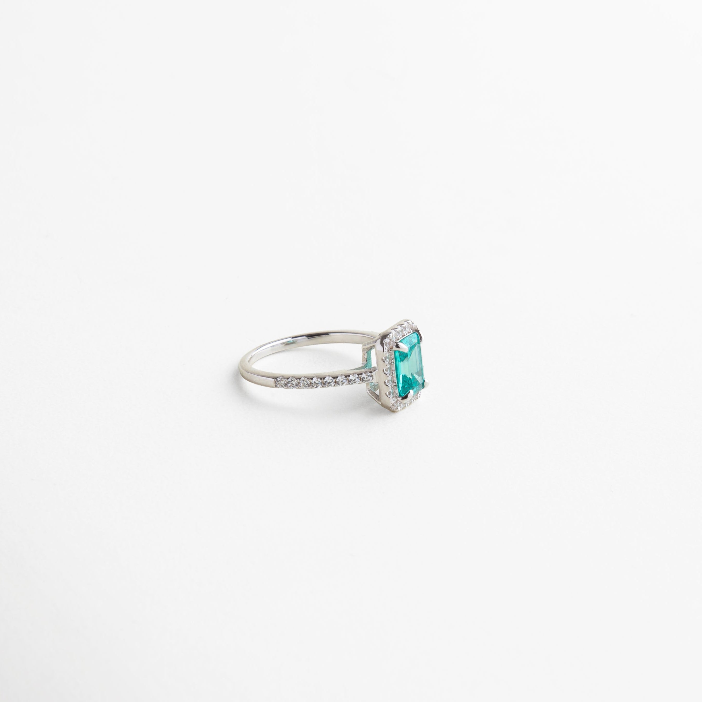 Estructura cómoda y ligera para uso prolongado, Aro resistente en plata 925 con baño duradero, Anillo ajustado para un porte seguro, Diseño versátil para uso diario o ocasiones formales, Forma ergonómica que se adapta con comodidad a la mano