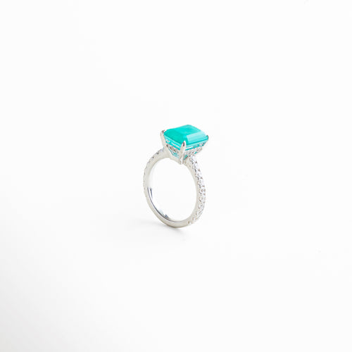 Primer plano del anillo mostrando el brillo del diamante Turmalina de Paraíba y las piedras preciosas, resaltando la calidad del acabado en oro blanco y la delicadeza del diseño
