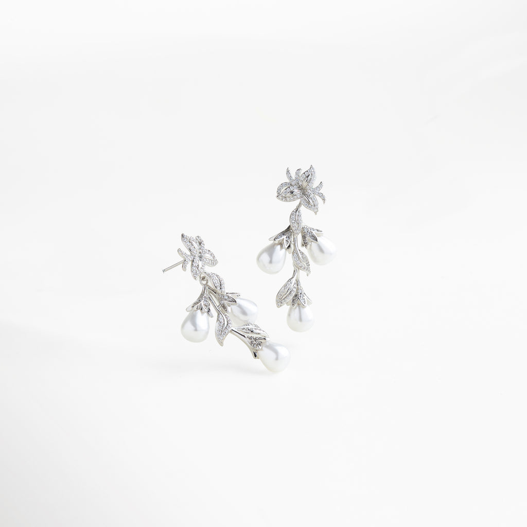 longitud de 4.5 cm y ancho de 2.5 cm, proporciones ideales para un look elegante, aretes ligeros y cómodos, joya versátil para combinar con otros accesorios, diseño sofisticado que destaca el rostro