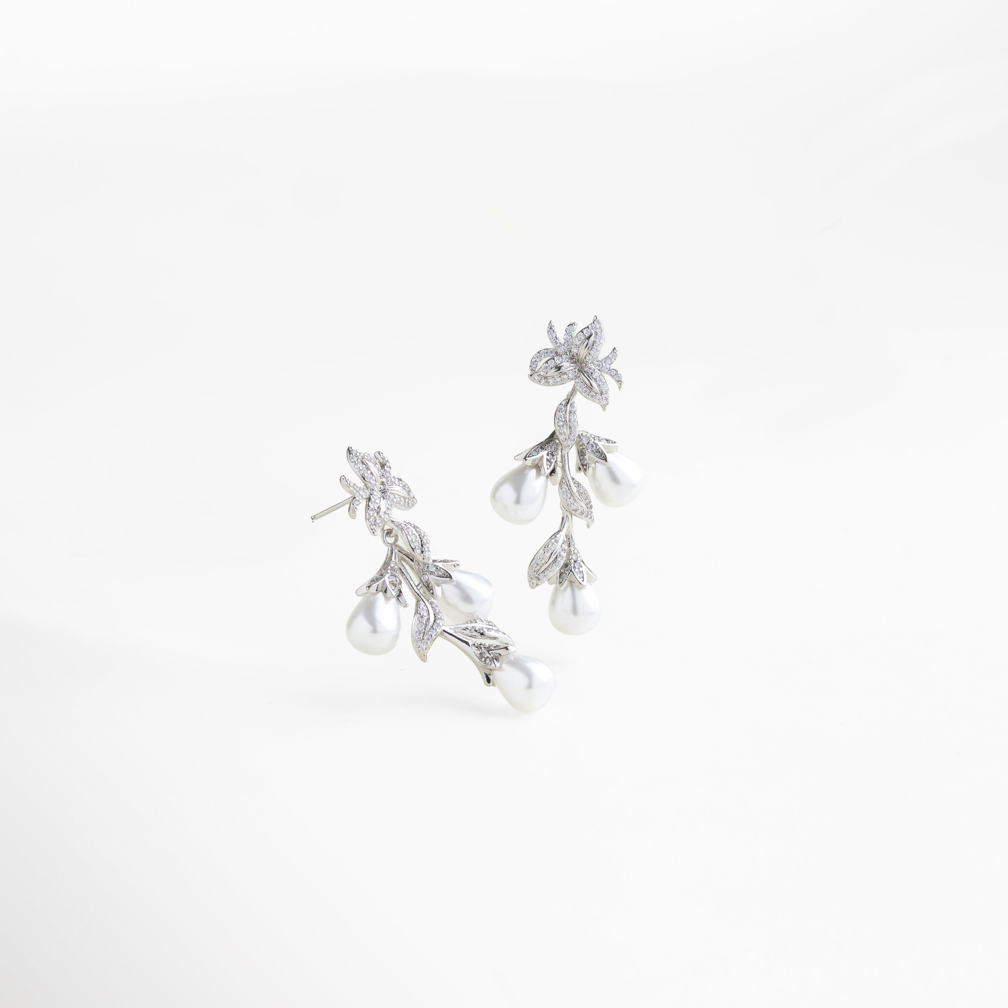 longitud de 4.5 cm y ancho de 2.5 cm, proporciones ideales para un look elegante, aretes ligeros y cómodos, joya versátil para combinar con otros accesorios, diseño sofisticado que destaca el rostro